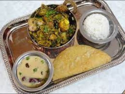 Undhiyu, Masala Khichdi & Kadhi, Puri (Min 5 Plates)