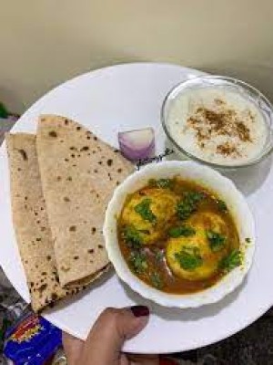 Egg Curry With 4 Rotis